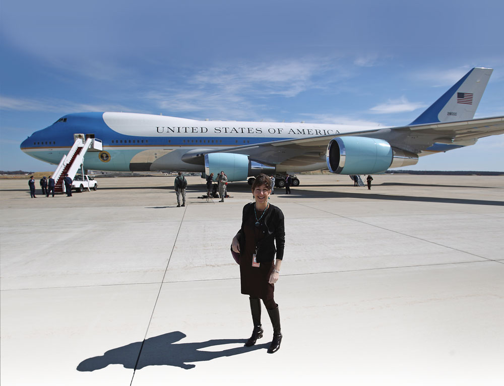 Sheryl Gay Stolberg (Col ’83) stands in front of Air Force One