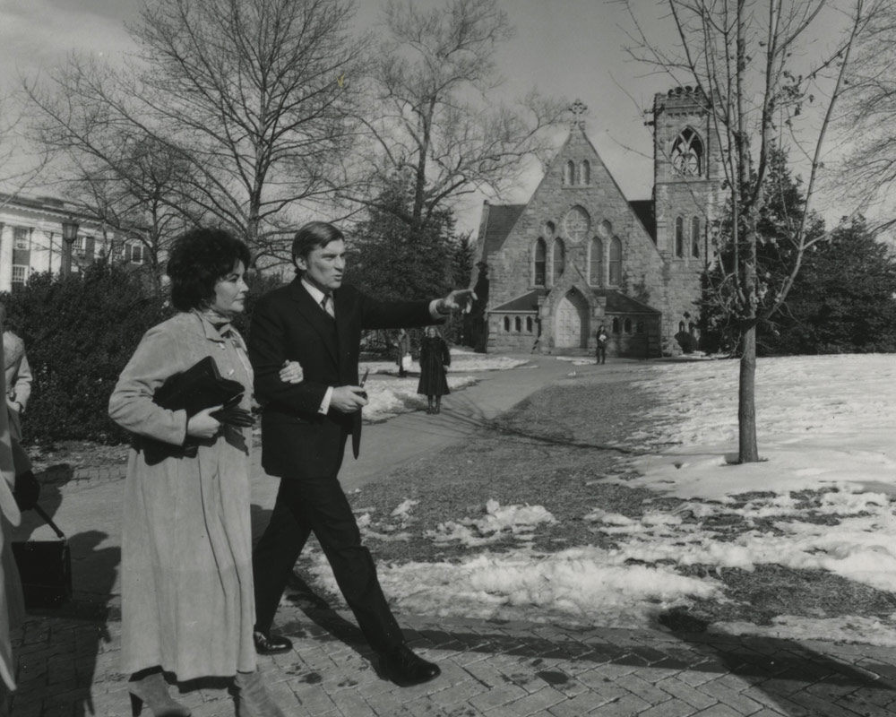 Elizabeth Taylor and husband John Warner walking past the UVA chapel