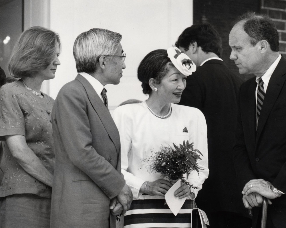 Emperor Akihito and Empress Michiko of Japan speaking with UVA President John T. Casteen III