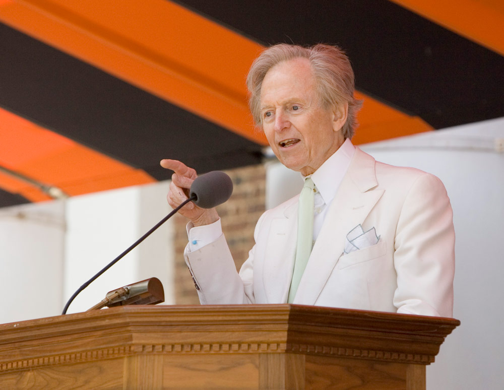 Author Tom Wolfe delivering his valedictory address in 2006