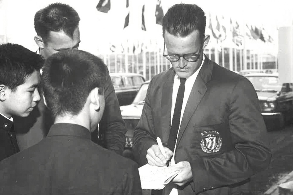 Tom Amlong signing autograph